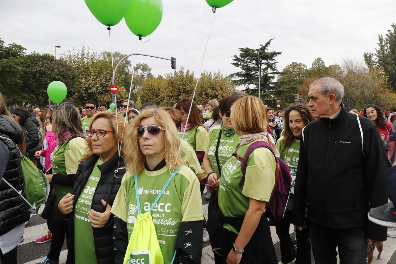 Participantes de la marcha contra el cáncer. 