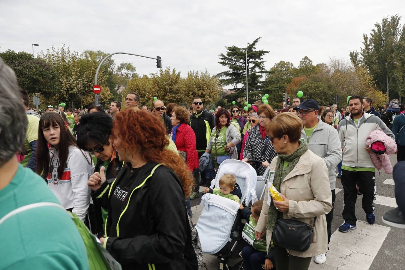 Participantes de la marcha contra el cáncer. 