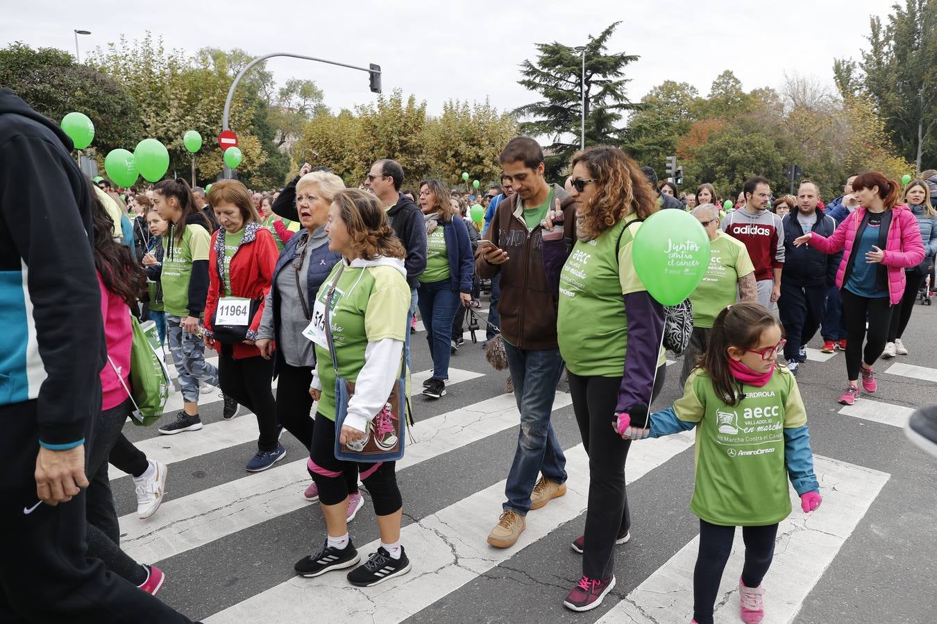 Participantes de la marcha contra el cáncer. 