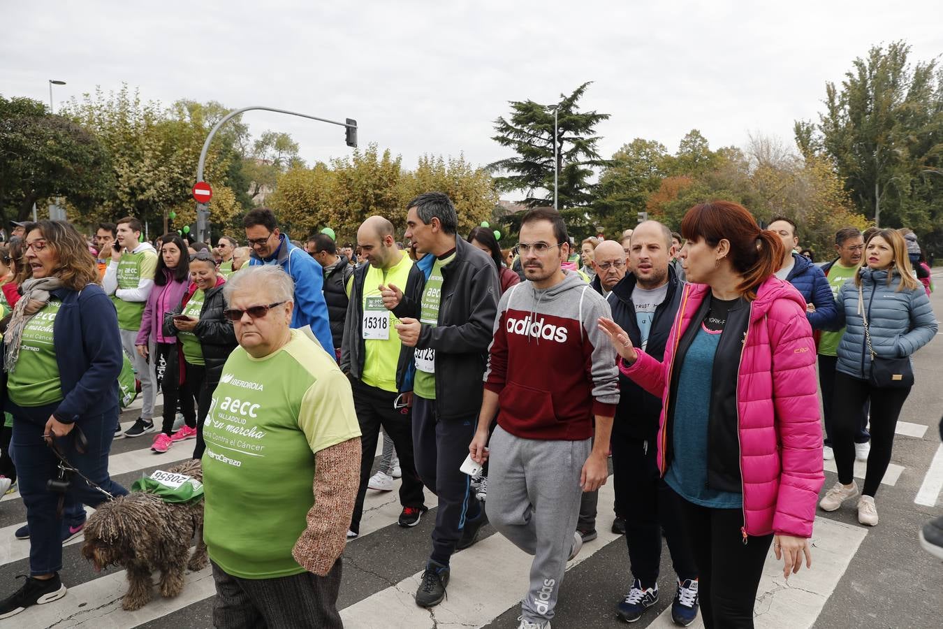 Participantes de la marcha contra el cáncer. 