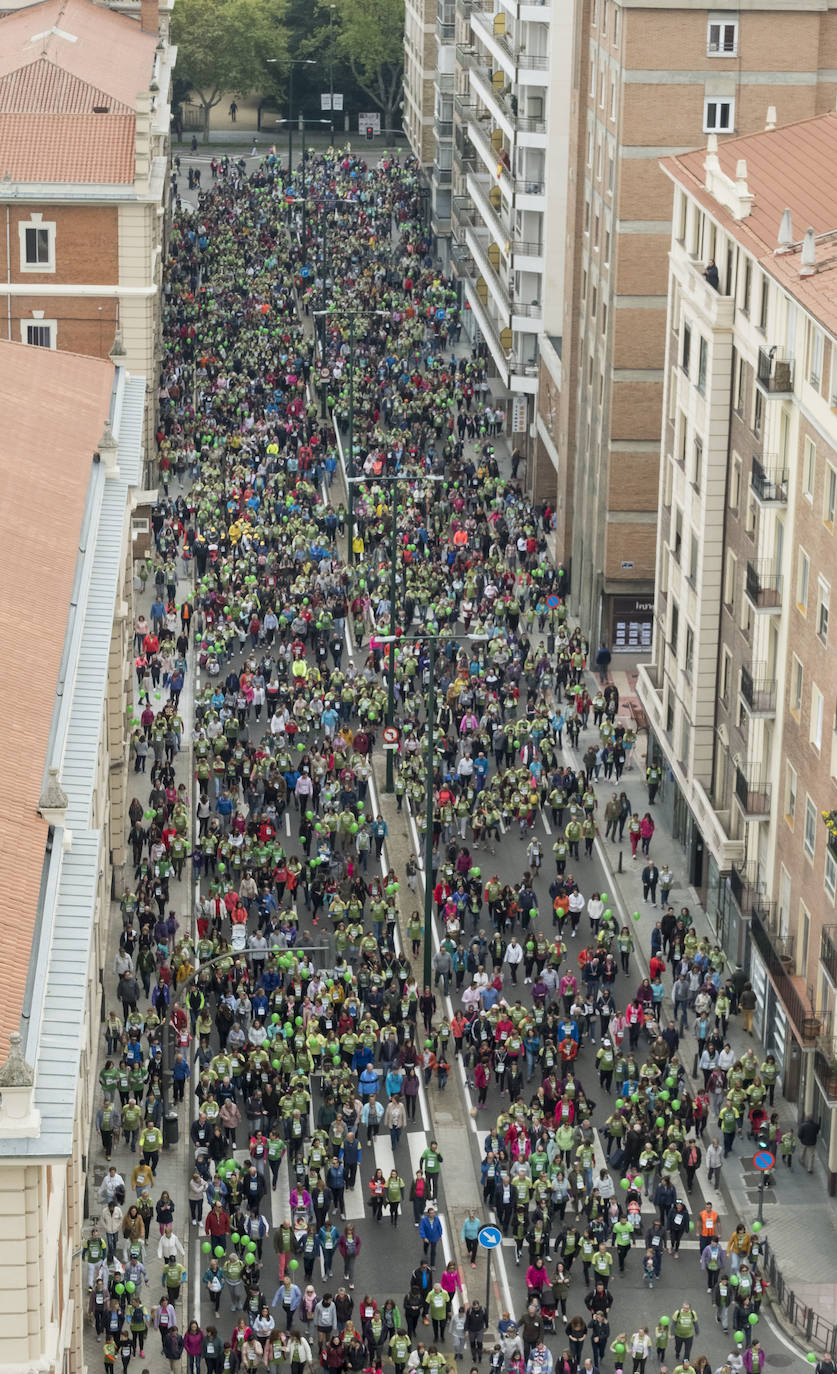 Participantes de la marcha contra el cáncer. 