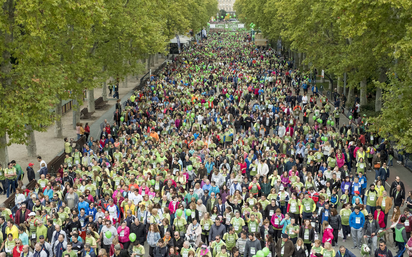 Participantes de la marcha contra el cáncer. 