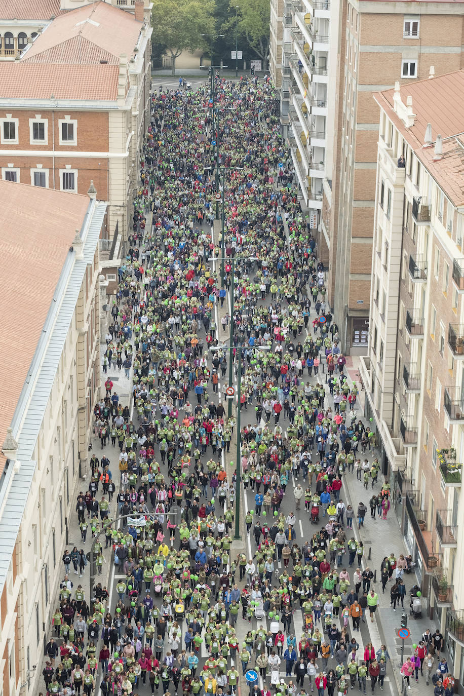 Participantes de la marcha contra el cáncer. 