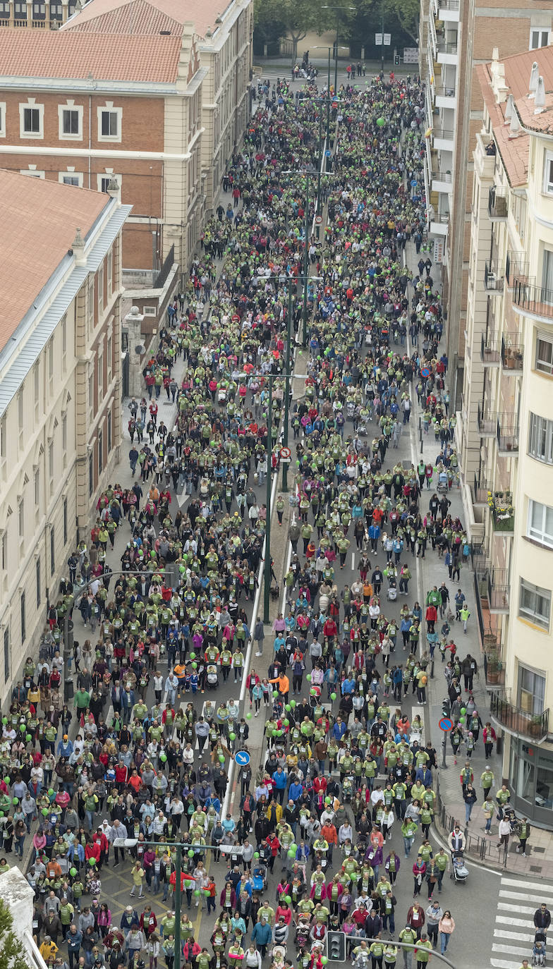 Participantes de la marcha contra el cáncer. 