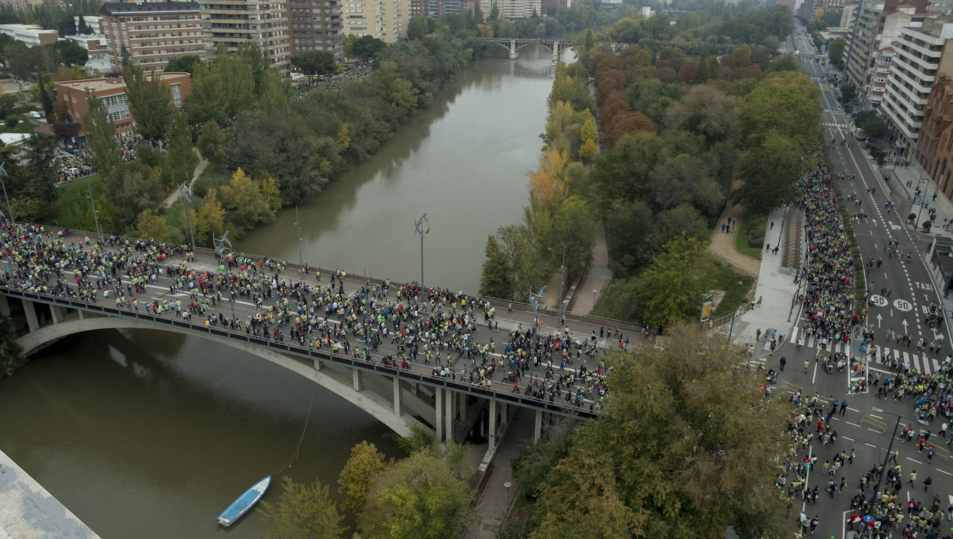 Participantes de la marcha contra el cáncer. 