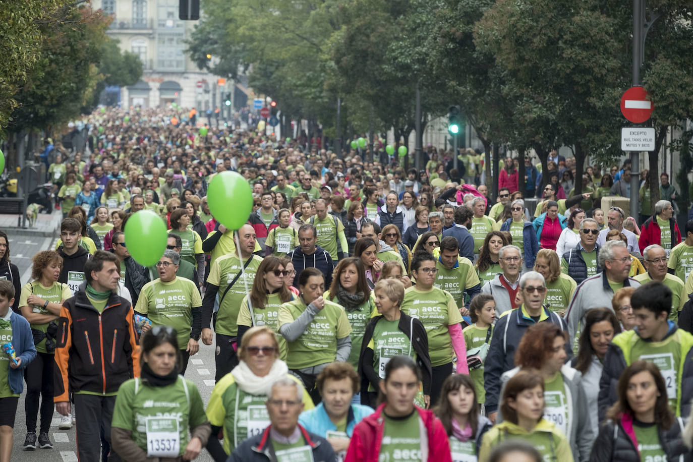 Participantes de la marcha contra el cáncer. 