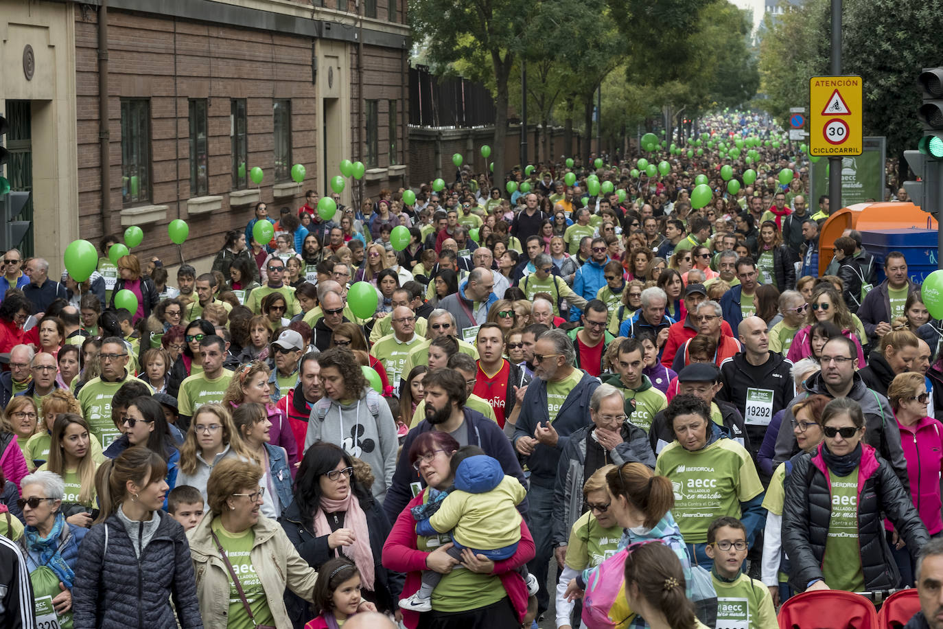 Participantes de la marcha contra el cáncer. 