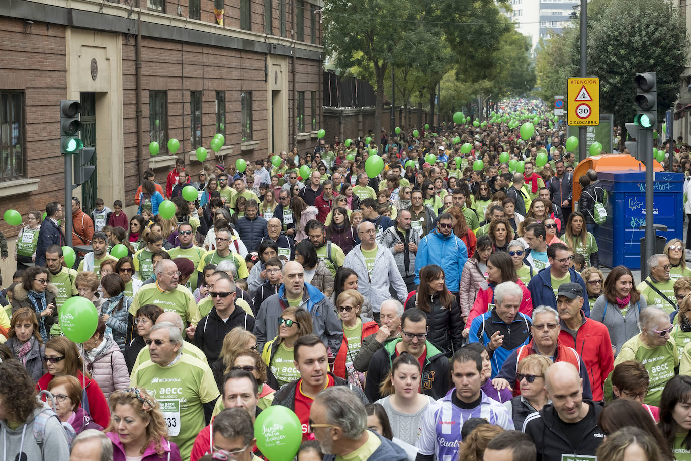 Participantes de la marcha contra el cáncer. 