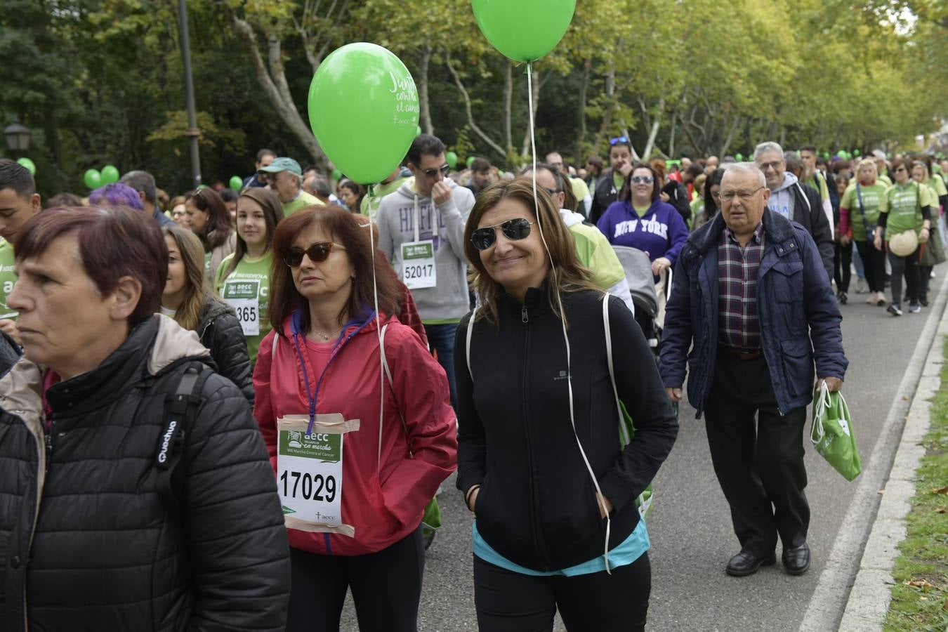 Participantes de la marcha contra el cáncer. 