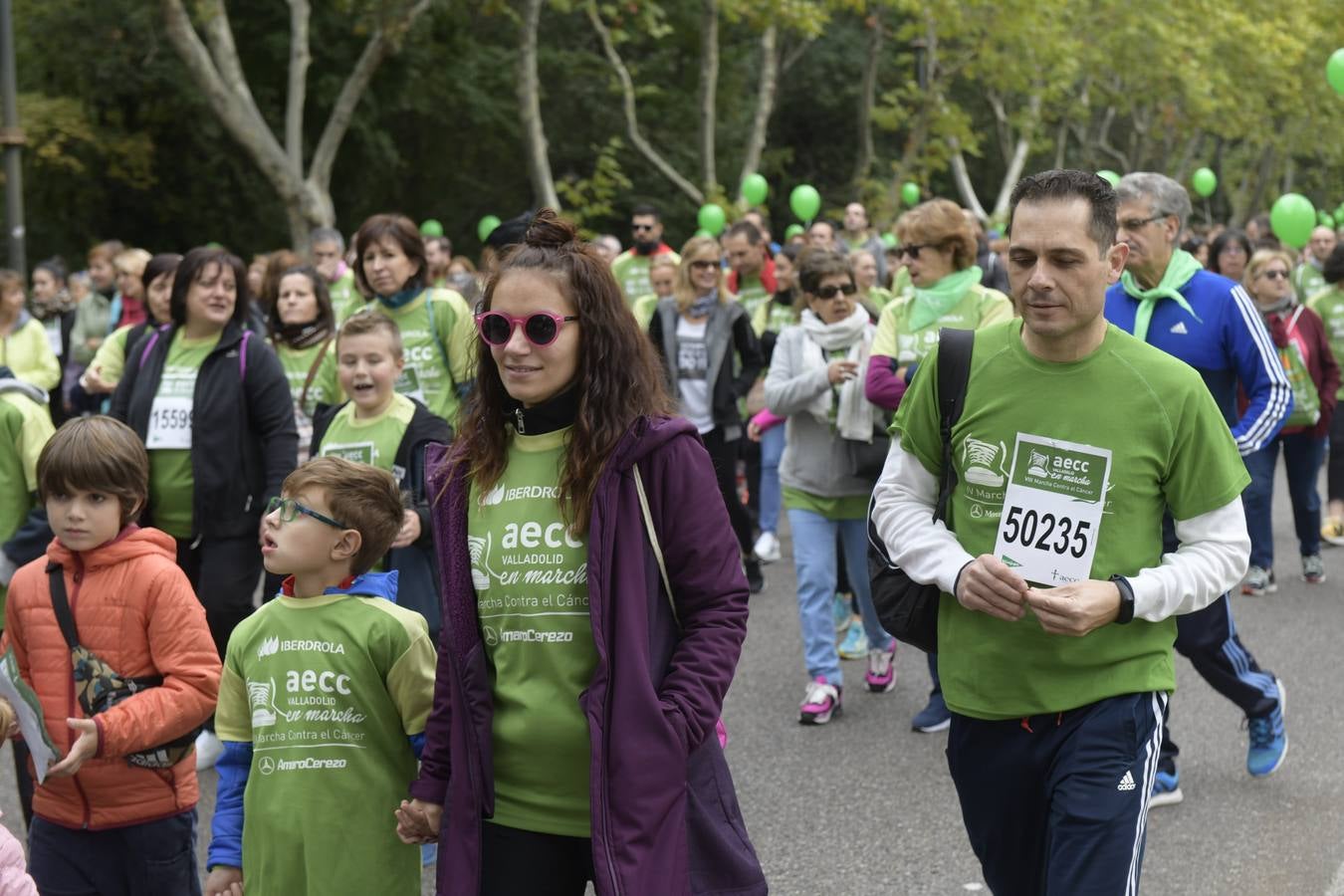 Participantes de la marcha contra el cáncer. 