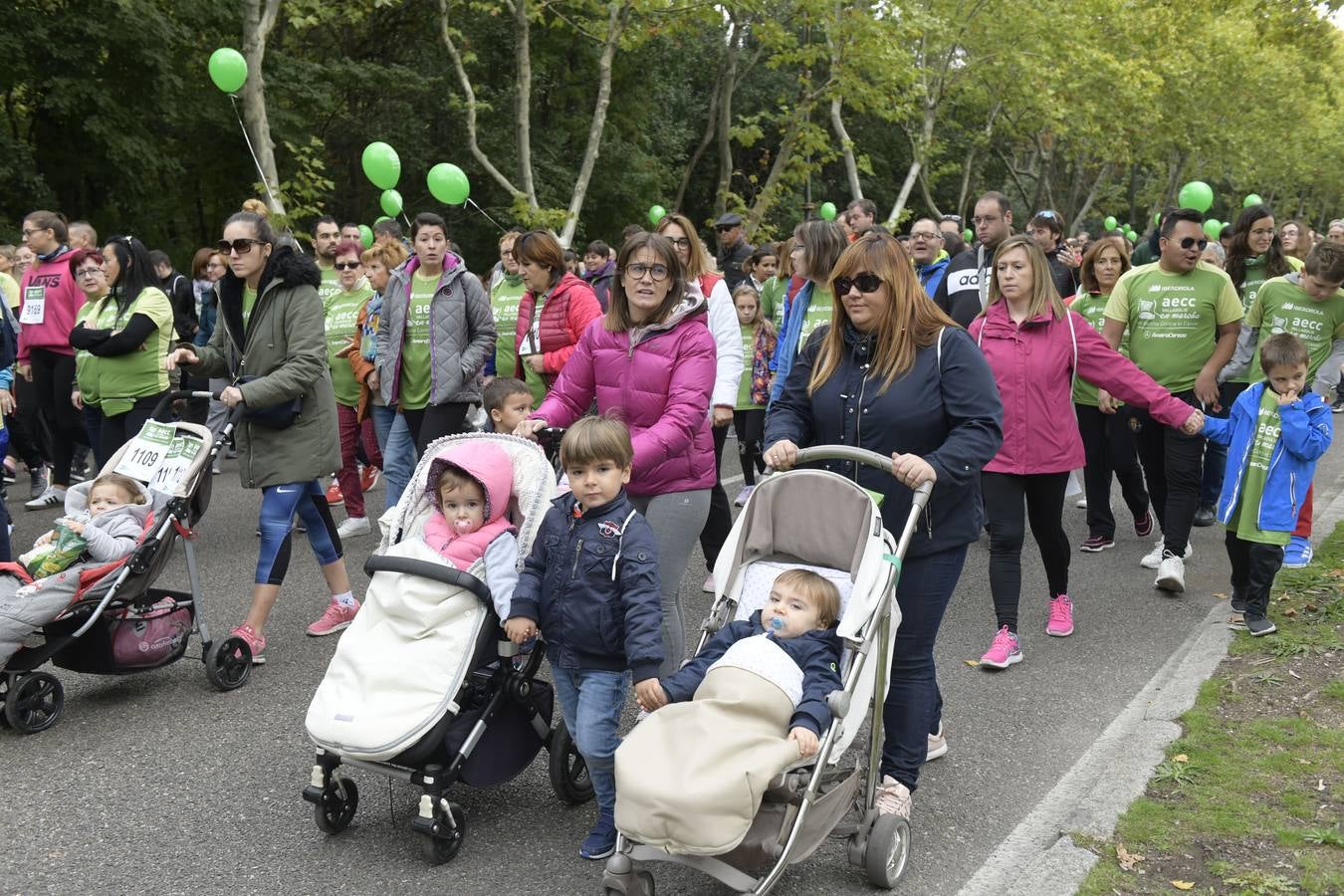 Participantes de la marcha contra el cáncer. 