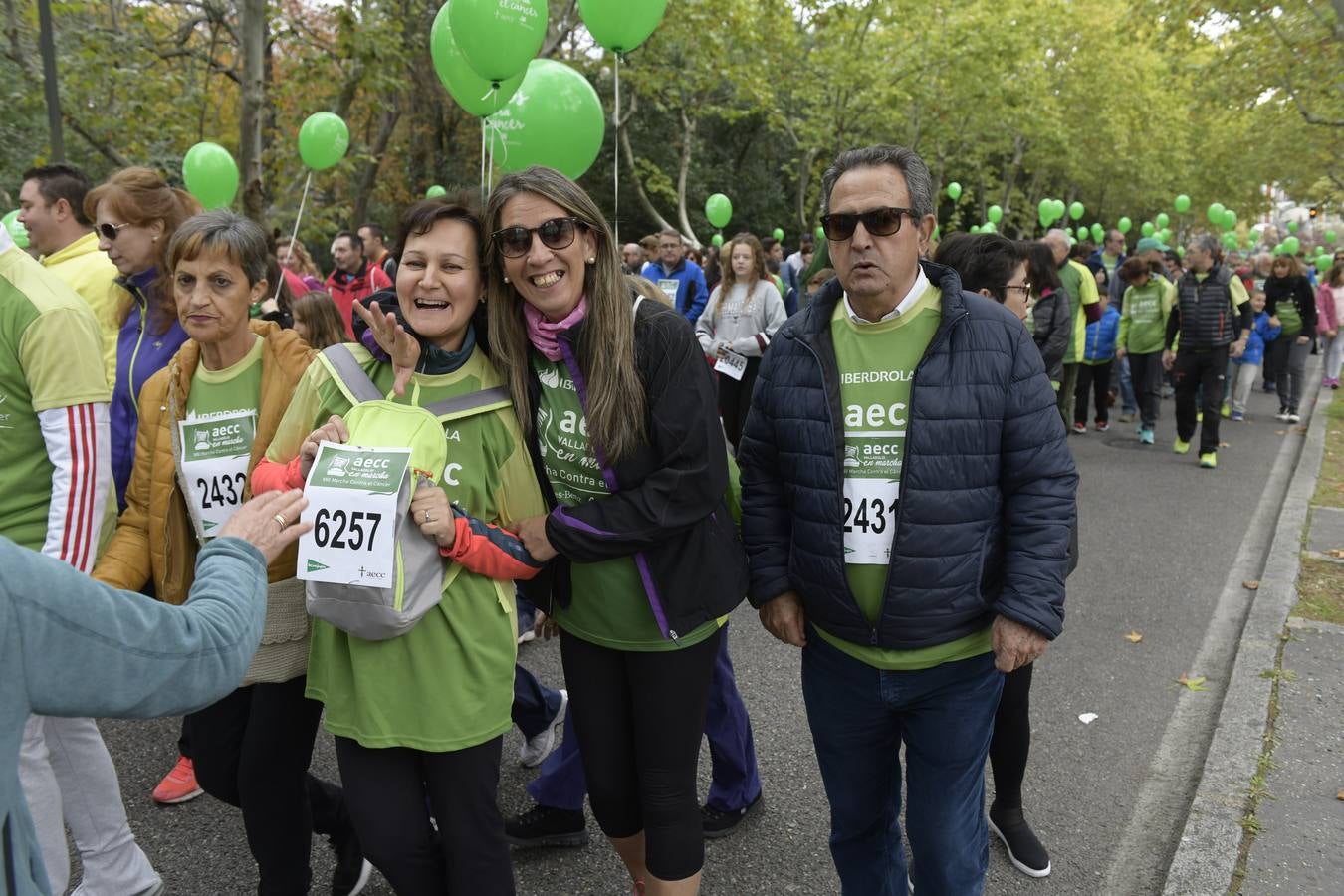 Participantes de la marcha contra el cáncer. 