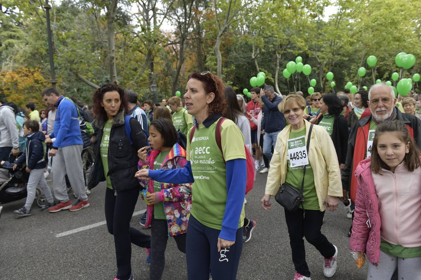 Participantes de la marcha contra el cáncer. 