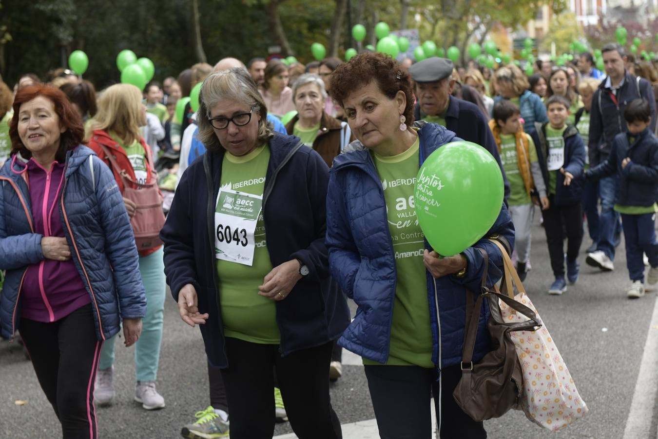 Participantes de la marcha contra el cáncer. 