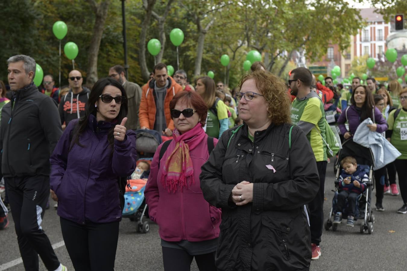 Participantes de la marcha contra el cáncer. 