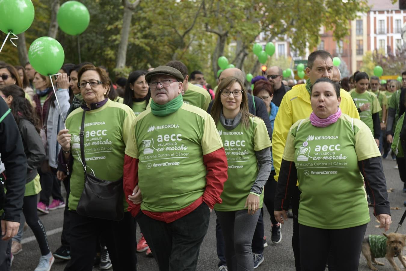 Participantes de la marcha contra el cáncer. 