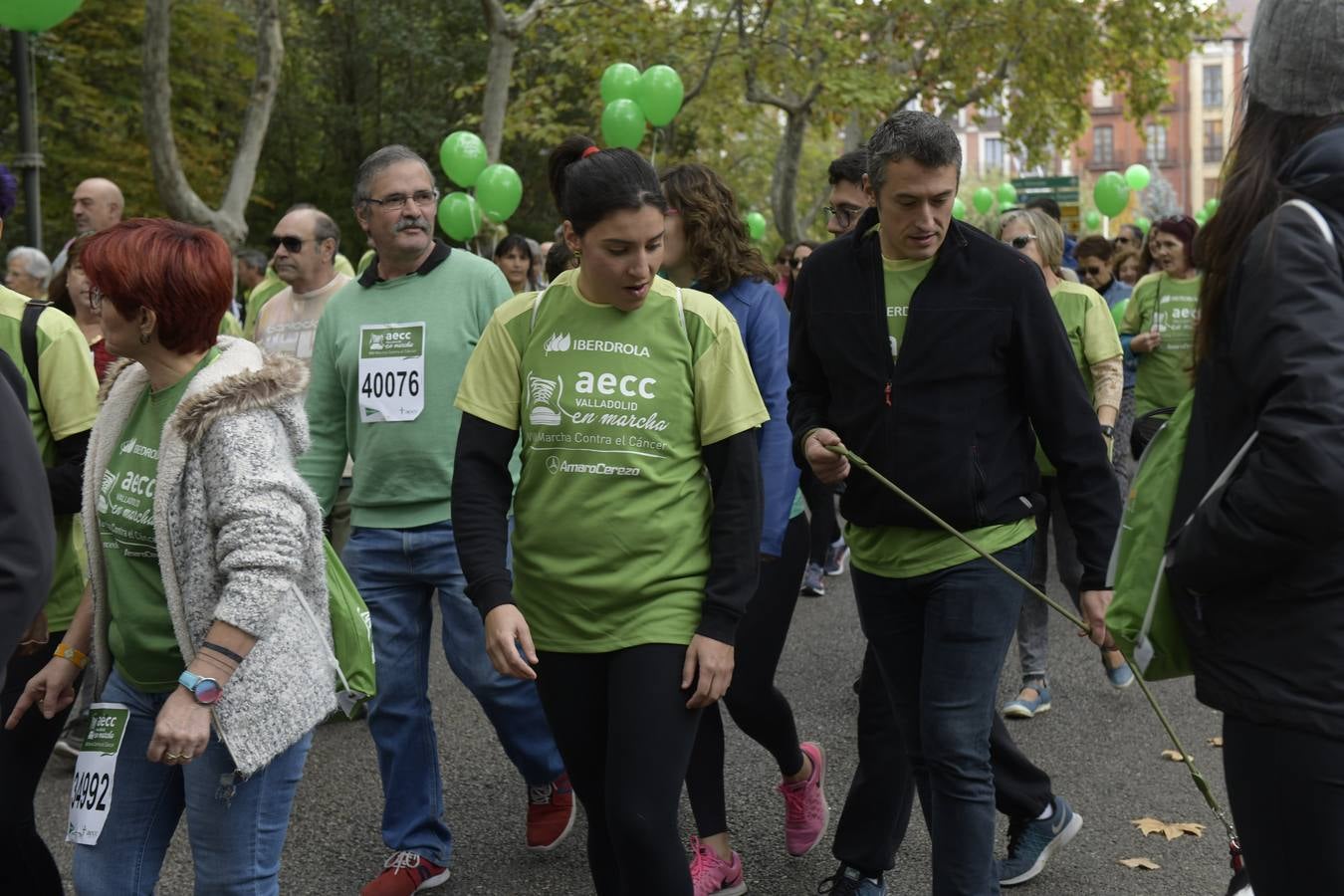 Participantes de la marcha contra el cáncer. 