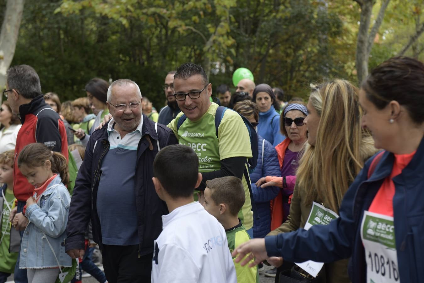 Participantes de la marcha contra el cáncer. 