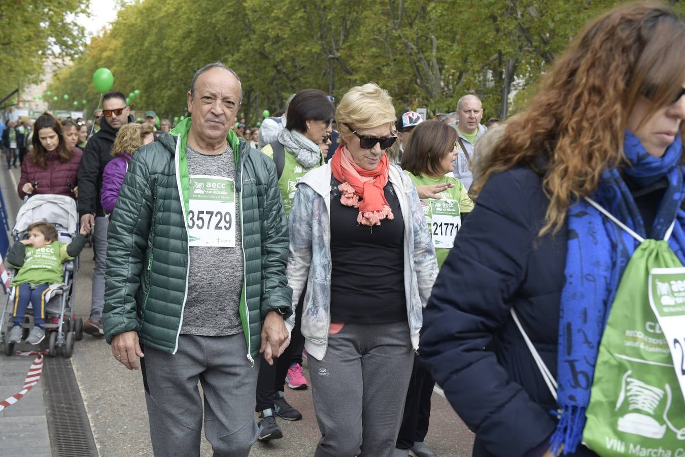 Participantes de la marcha contra el cáncer. 