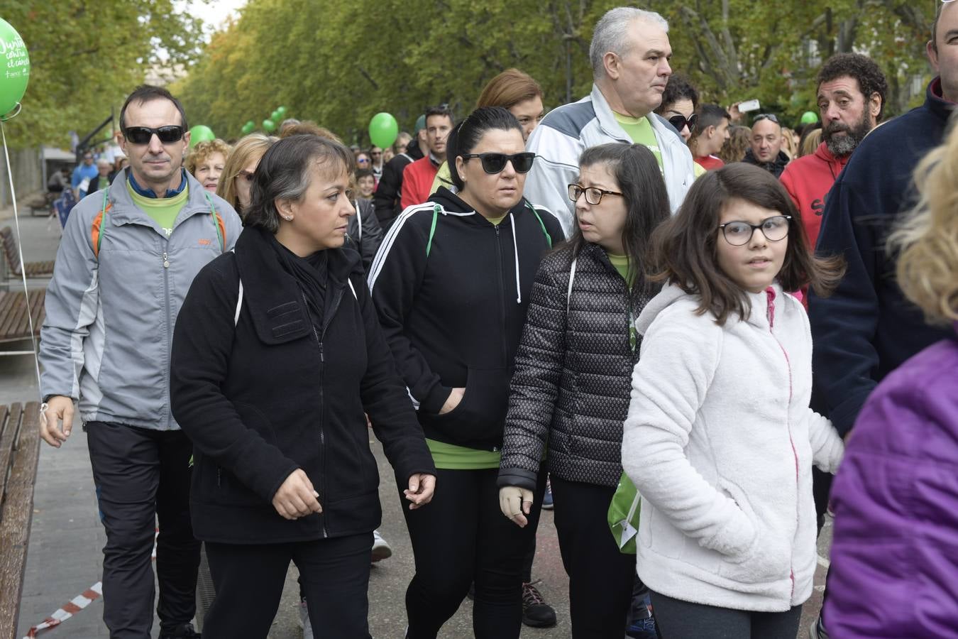 Participantes de la marcha contra el cáncer. 