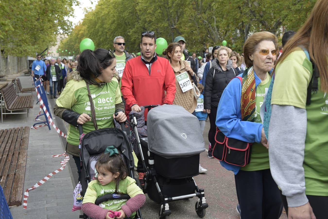 Participantes de la marcha contra el cáncer. 