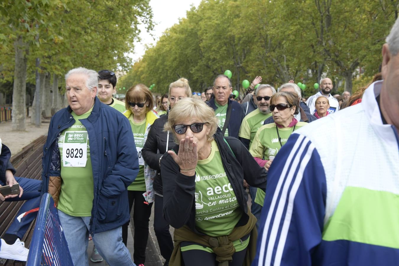 Participantes de la marcha contra el cáncer. 