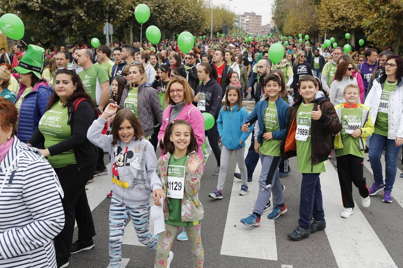 Participantes en la marcha contra el cáncer. 