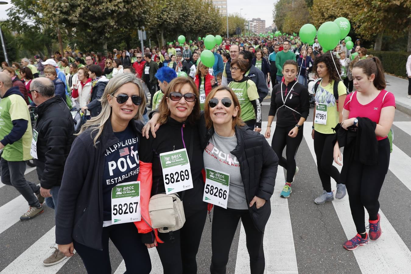 Participantes en la marcha contra el cáncer. 