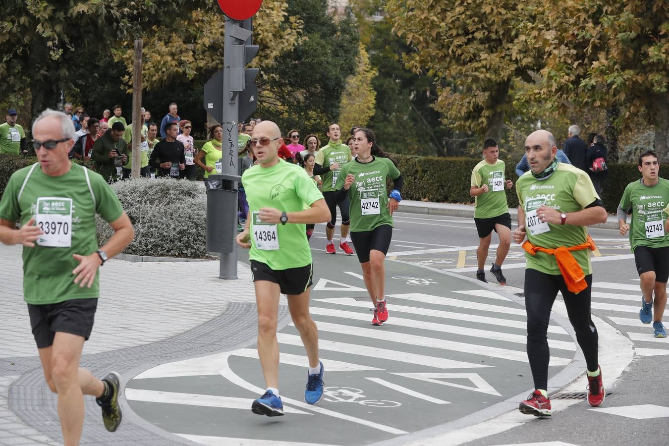 Participantes en la marcha contra el cáncer. 