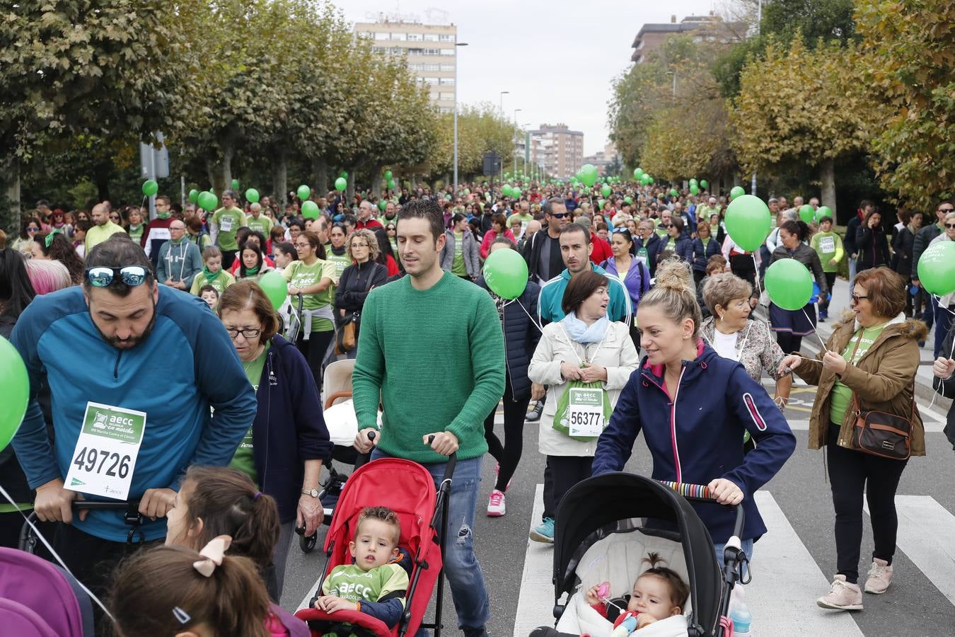 Participantes en la marcha contra el cáncer. 