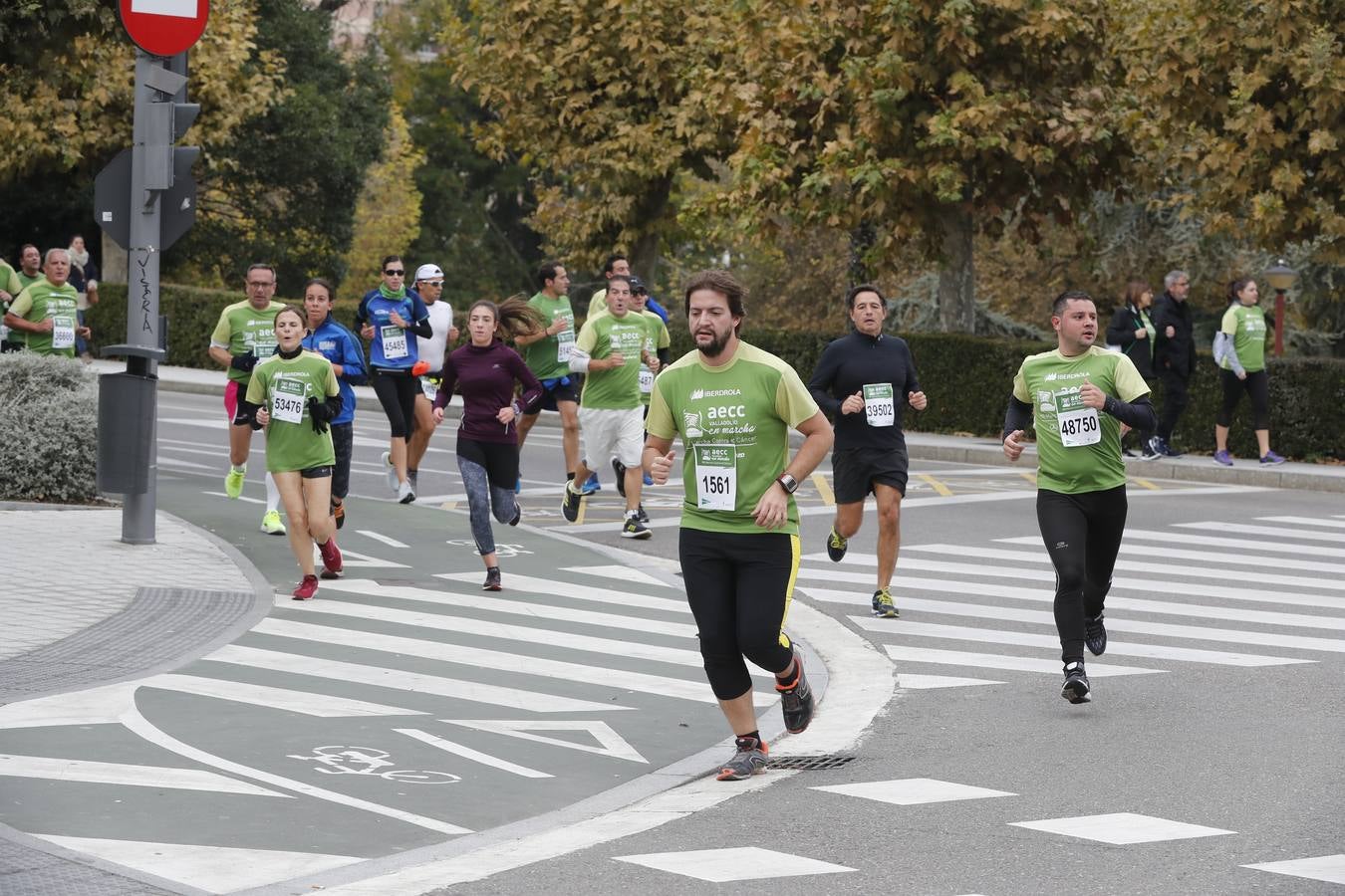 Participantes en la marcha contra el cáncer. 