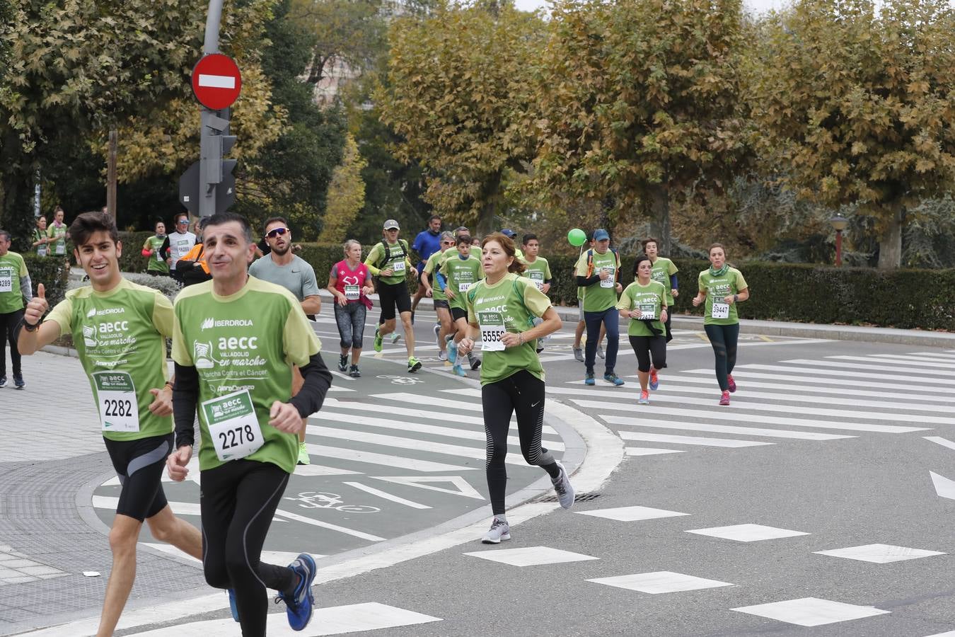 Participantes de la marcha contra el cáncer. 