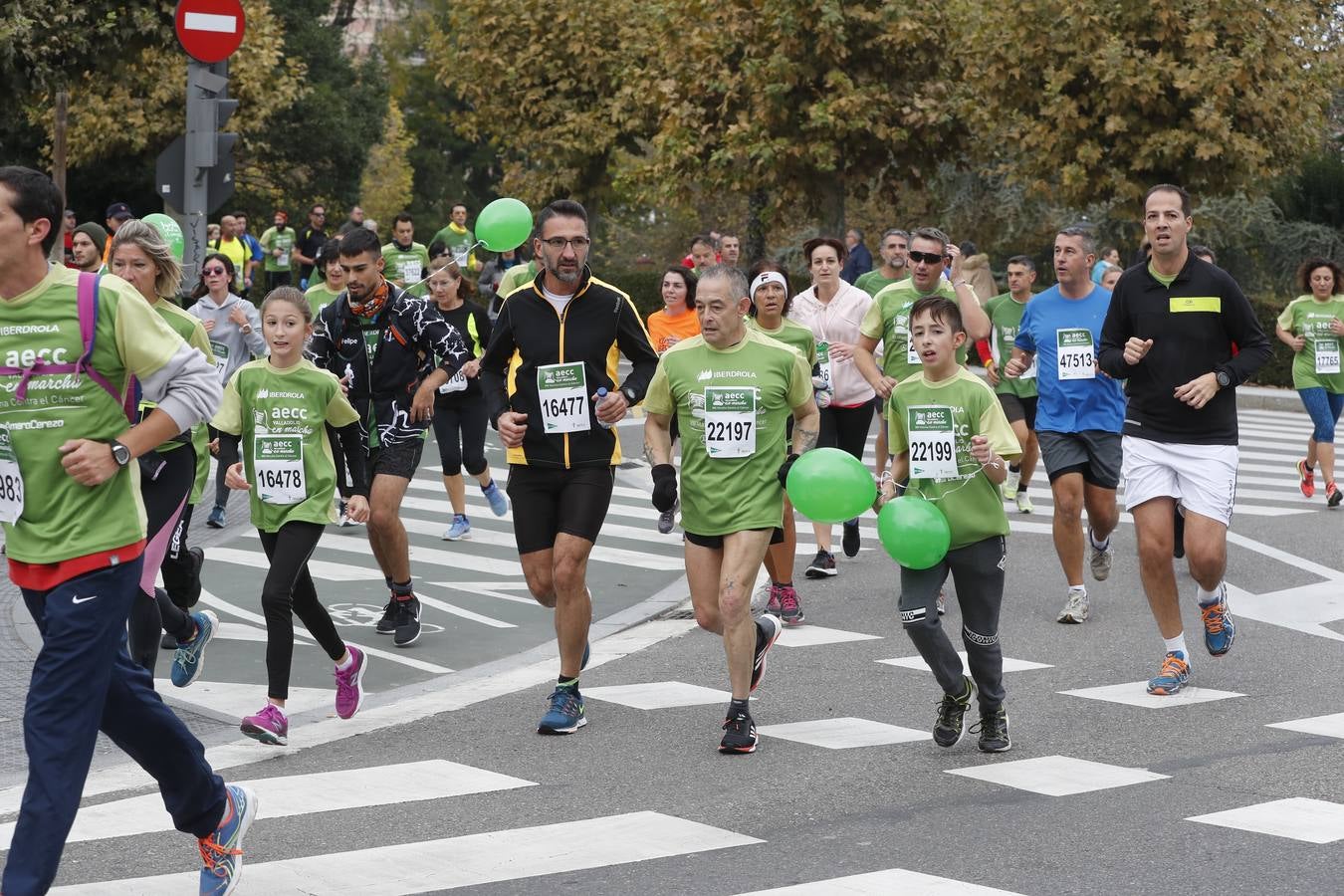 Participantes de la marcha contra el cáncer. 