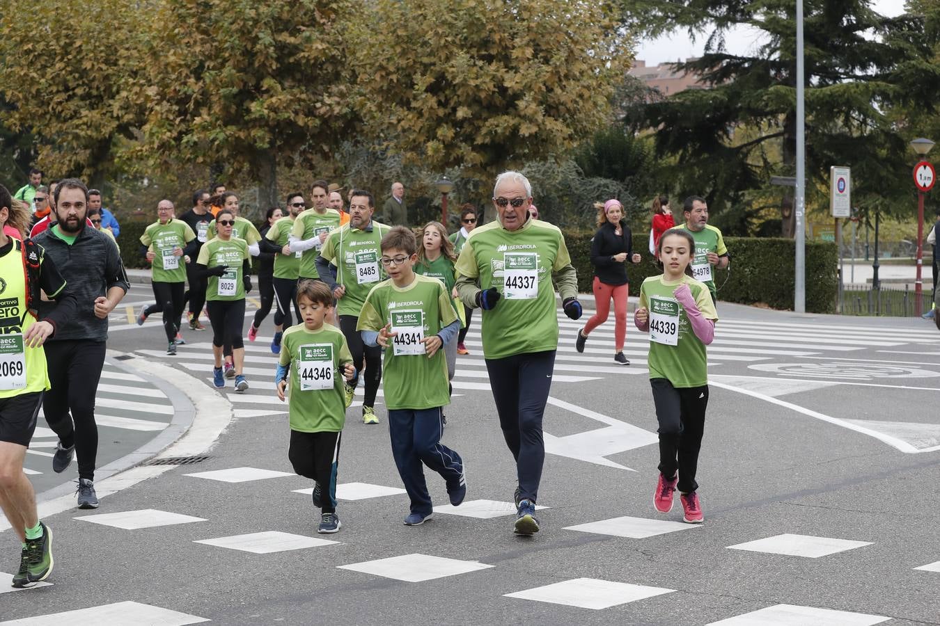 Participantes de la marcha contra el cáncer. 