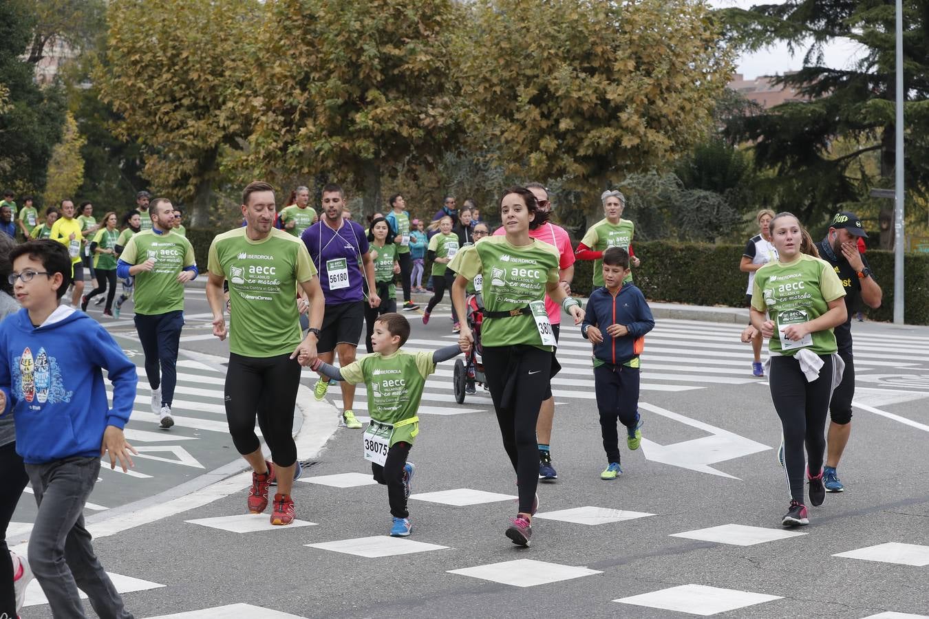 Participantes de la marcha contra el cáncer. 