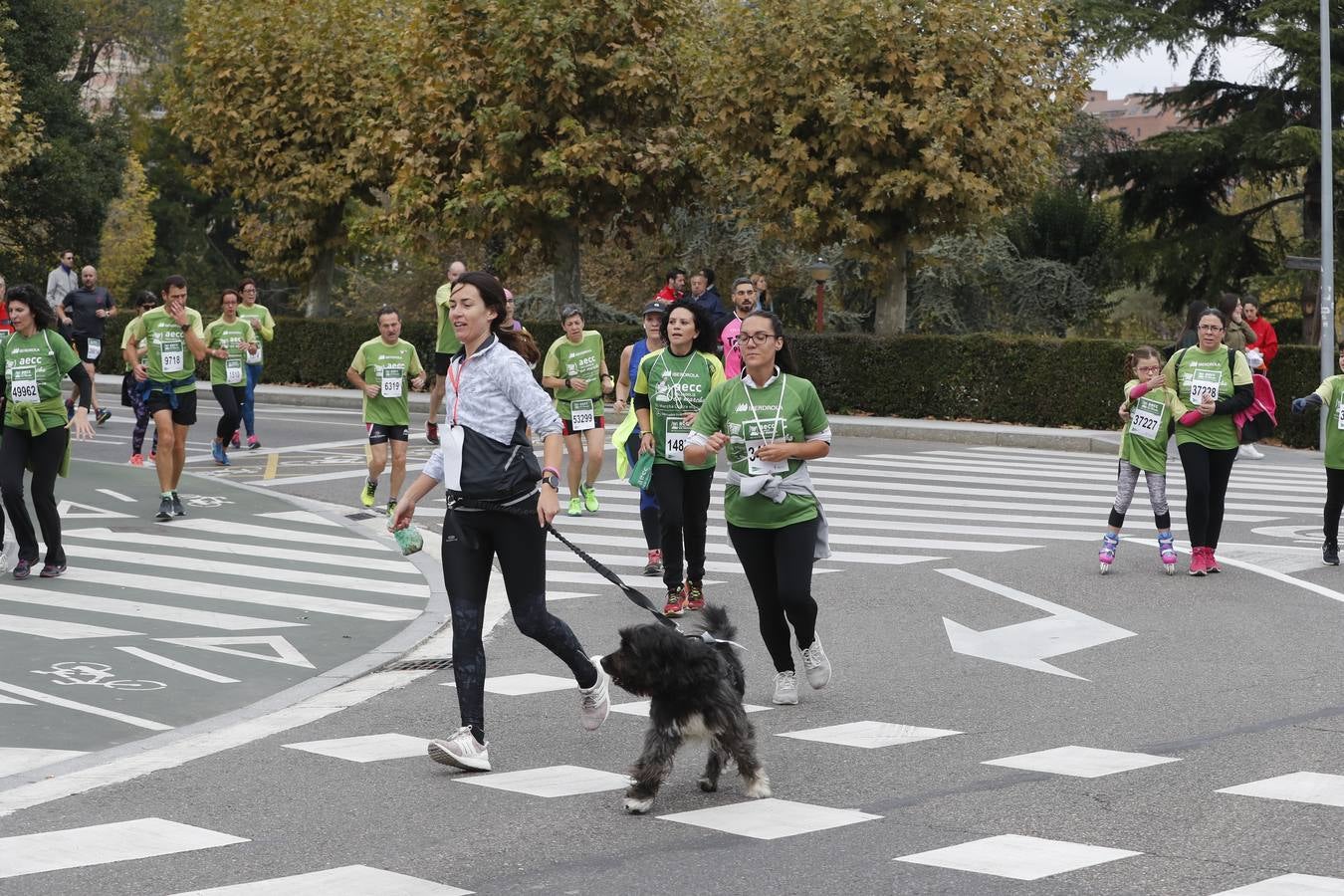 Participantes de la marcha contra el cáncer. 