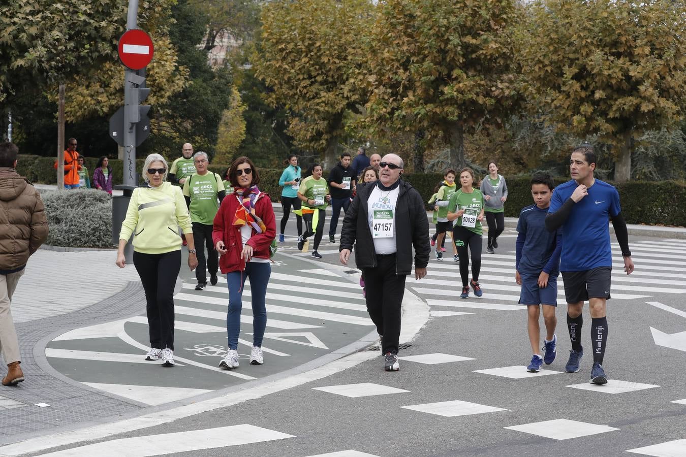 Participantes de la marcha contra el cáncer. 