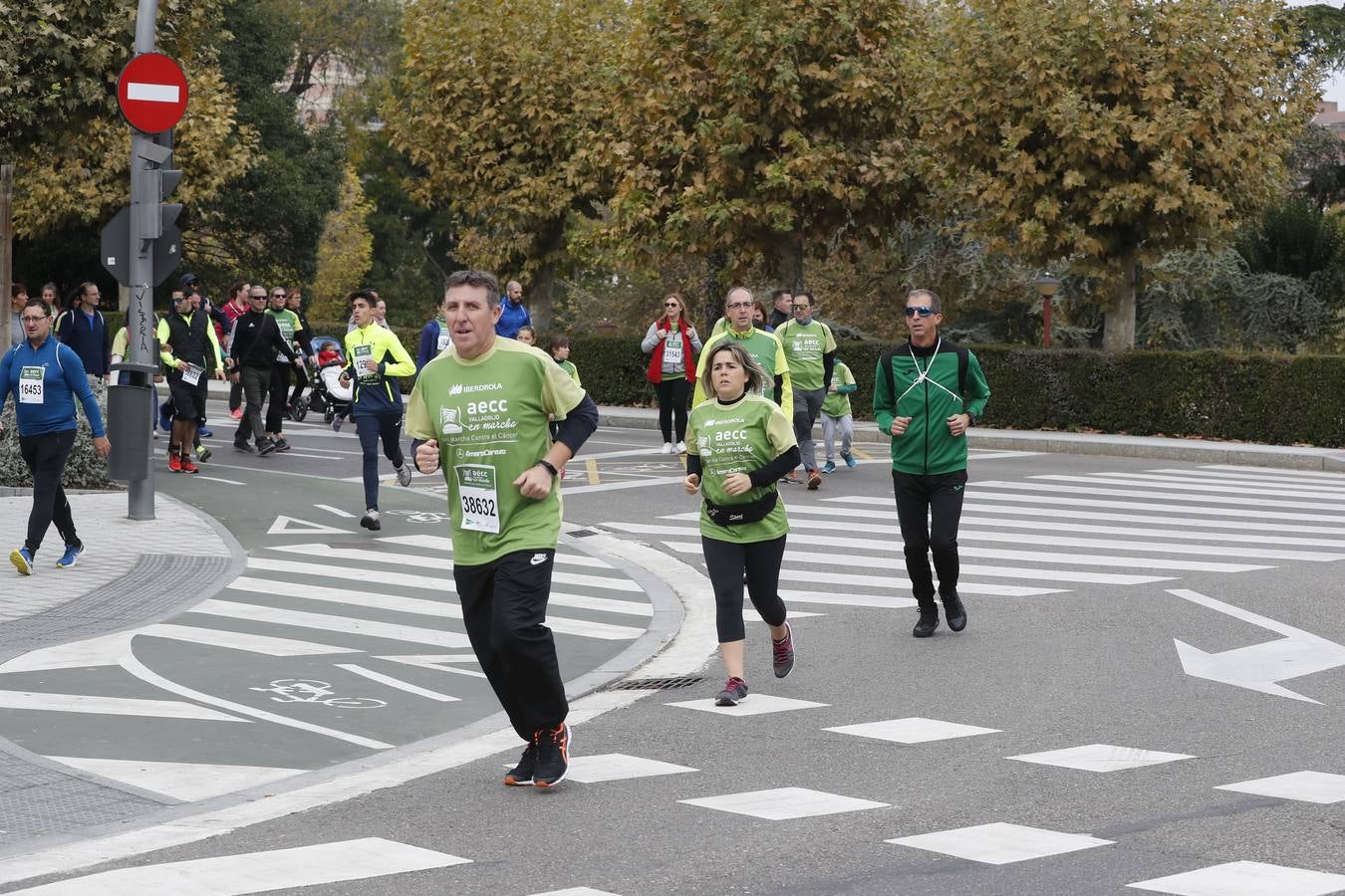 Participantes de la marcha contra el cáncer. 