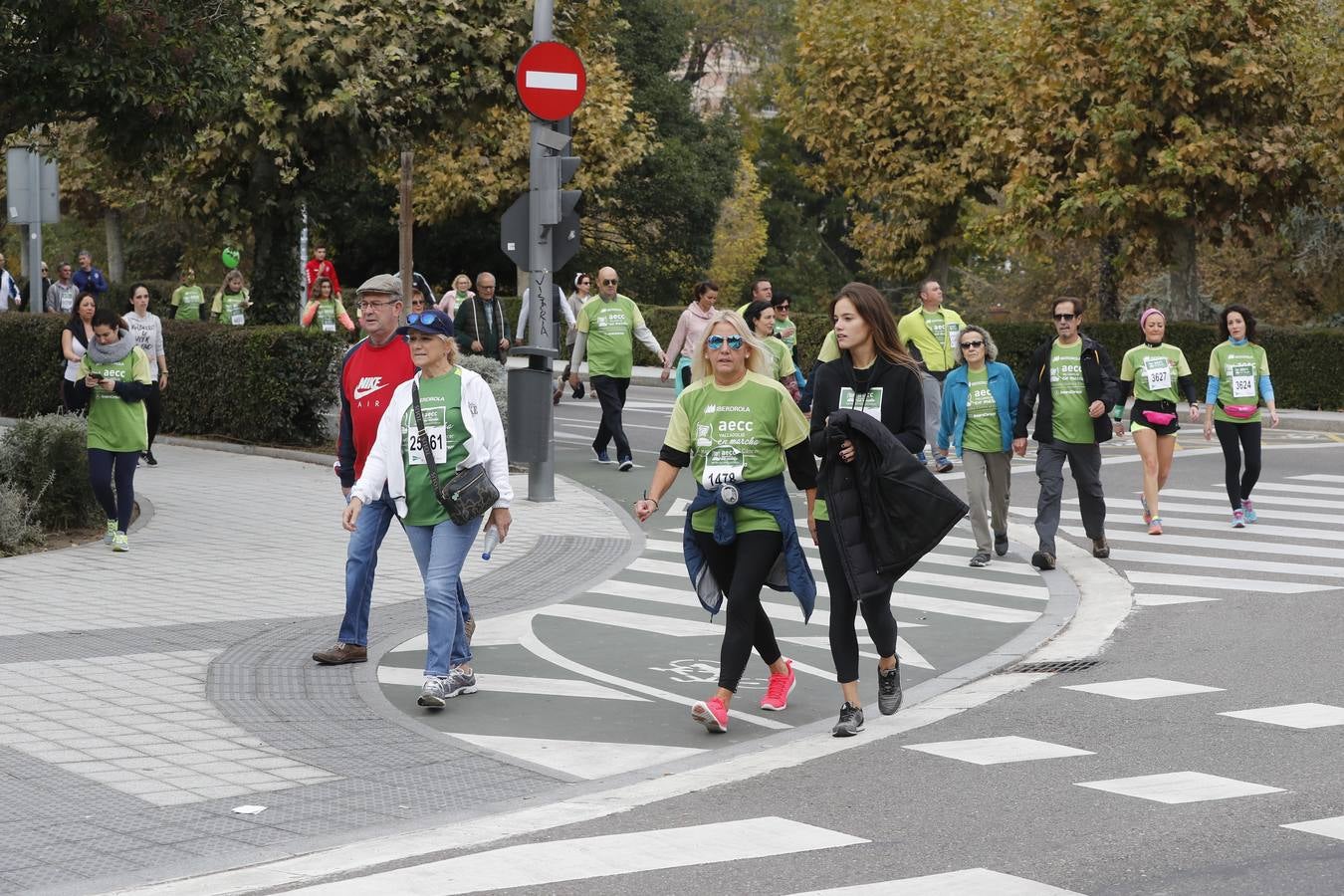 Participantes de la marcha contra el cáncer. 