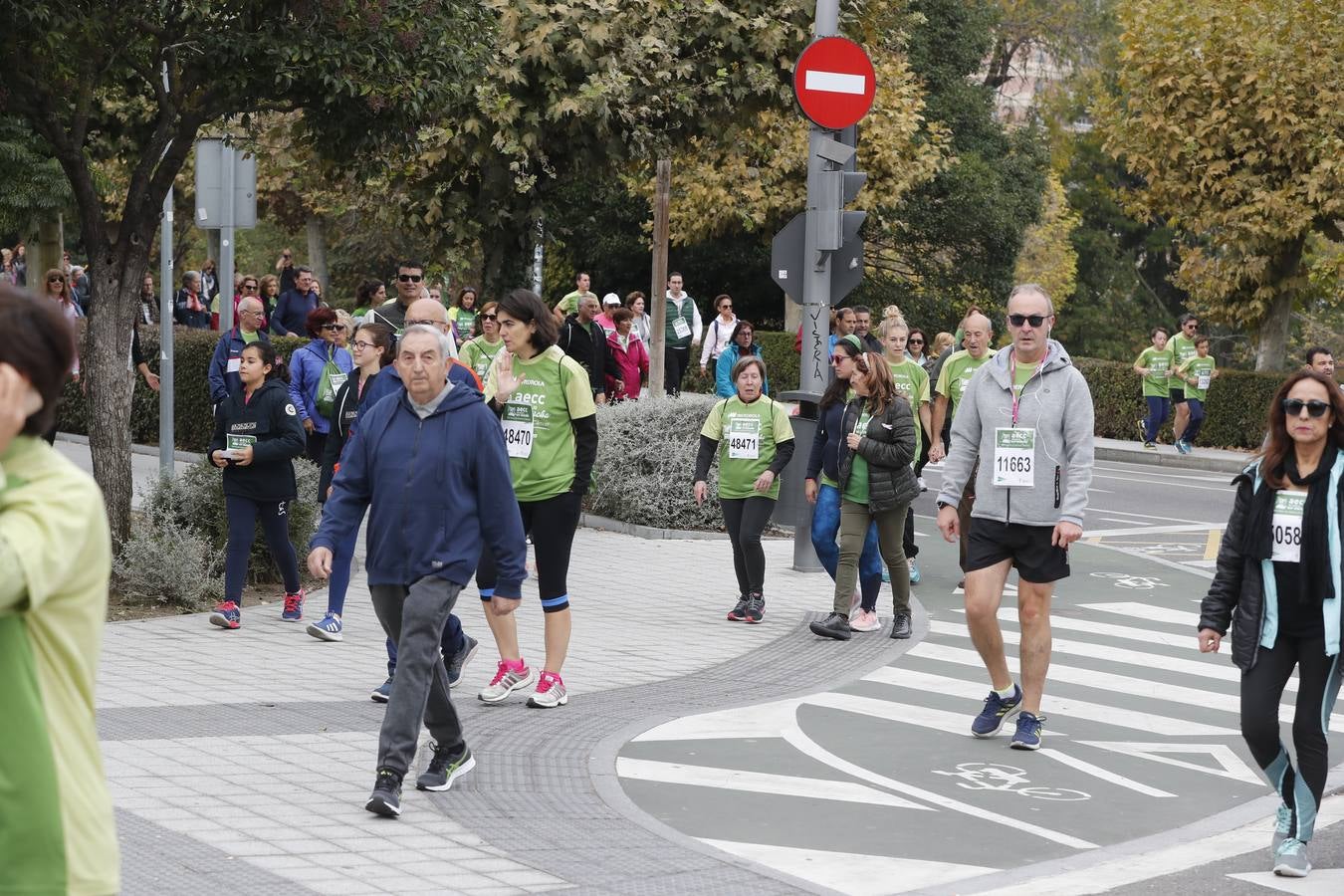 Participantes de la marcha contra el cáncer. 