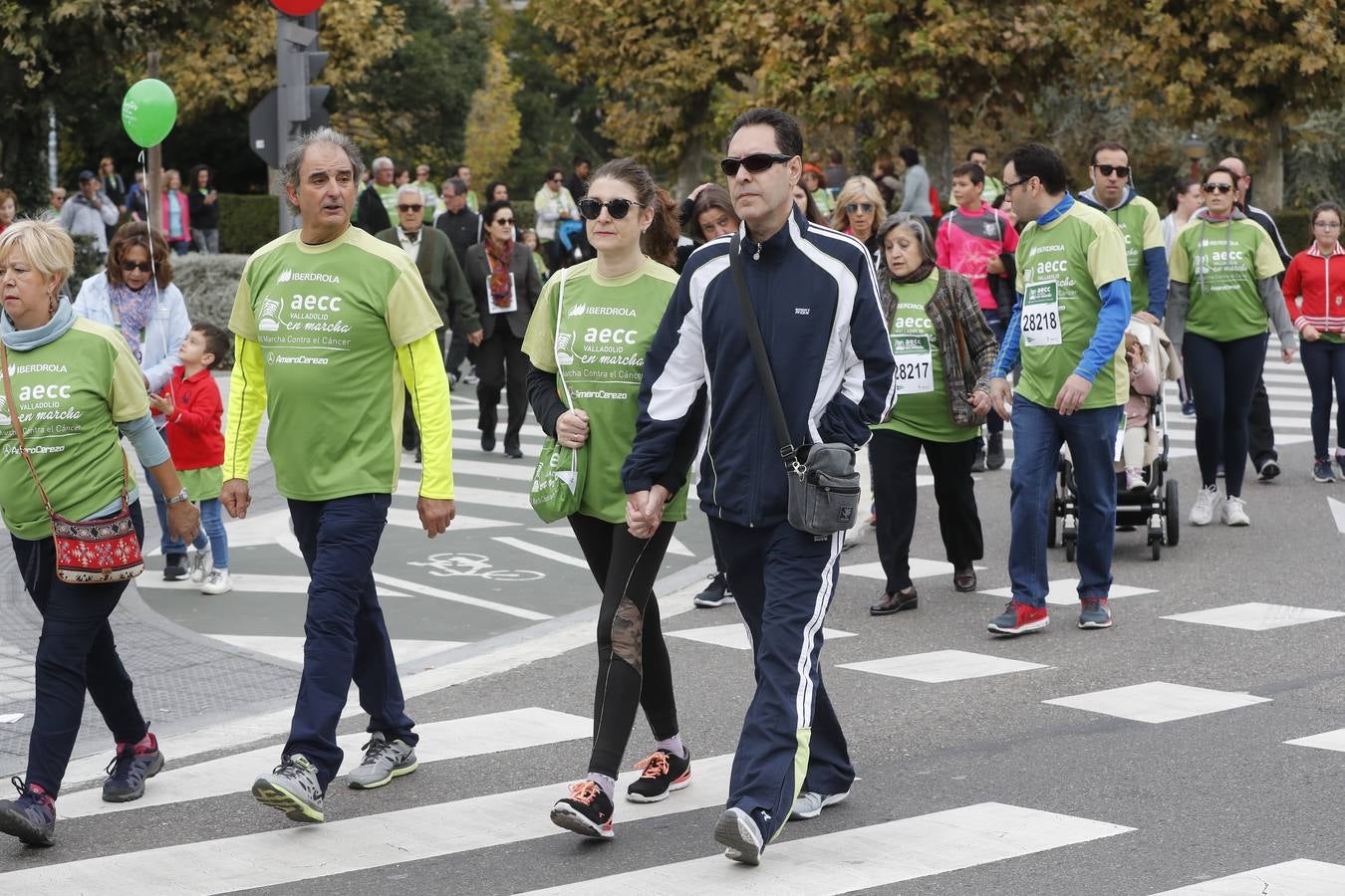 Participantes de la marcha contra el cáncer. 