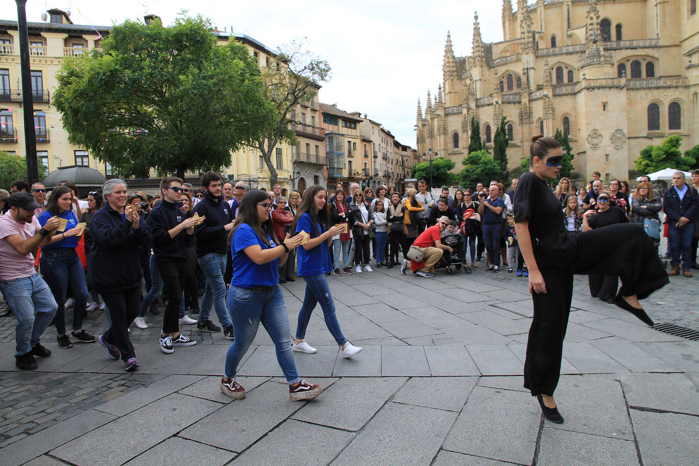 Una imagen del concierto-performance de la BTS en la Plaza Mayor. 