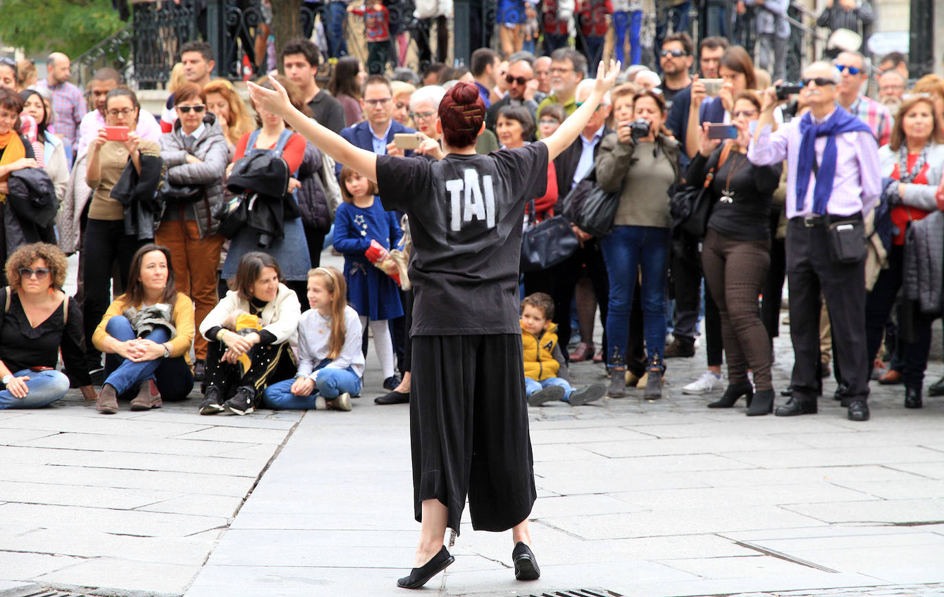Una imagen del concierto-performance de la BTS en la Plaza Mayor. 