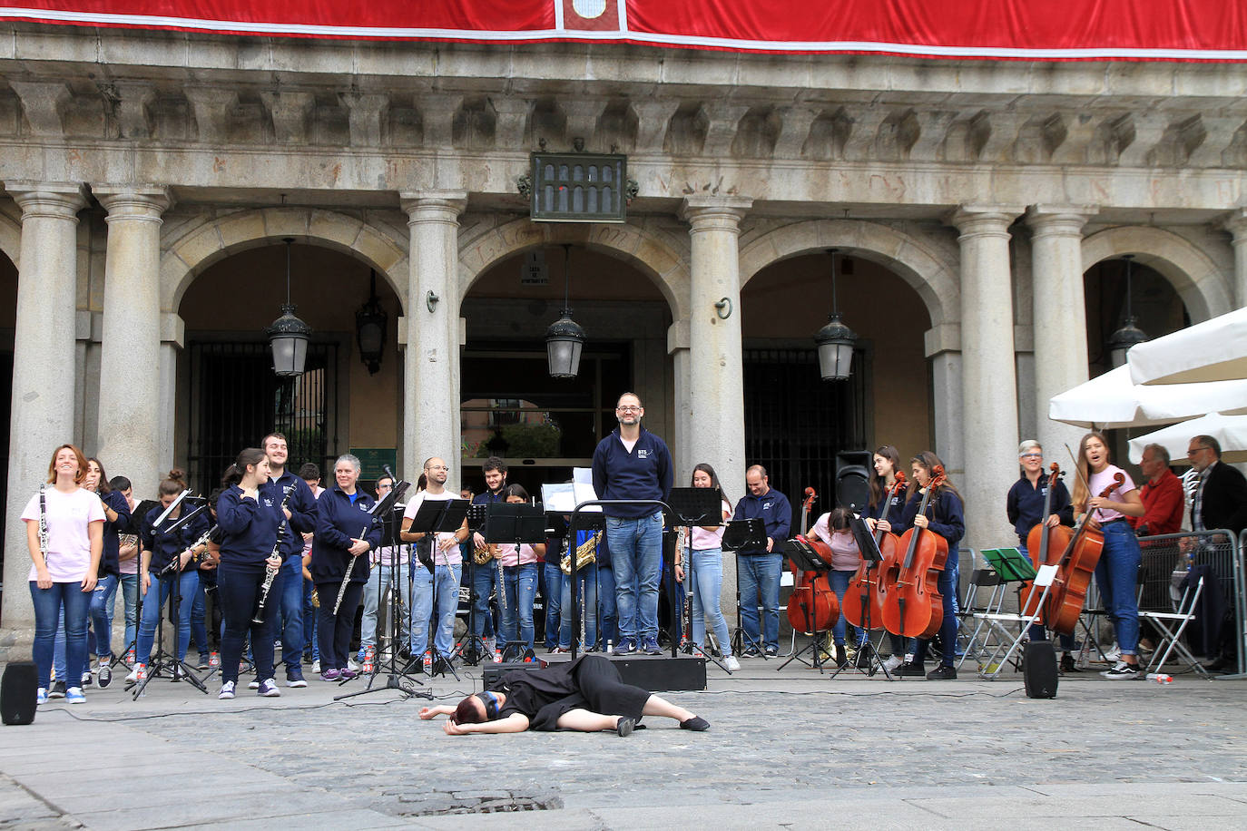 Una imagen del concierto-performance de la BTS en la Plaza Mayor. 