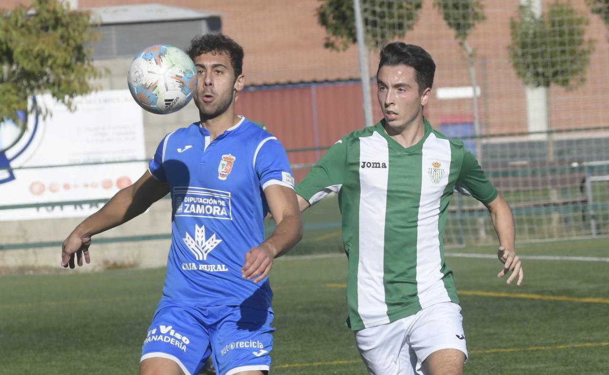 El jugador zamorano trata de hacerse con el control de un balón ante la presión del jugador del Betis. 