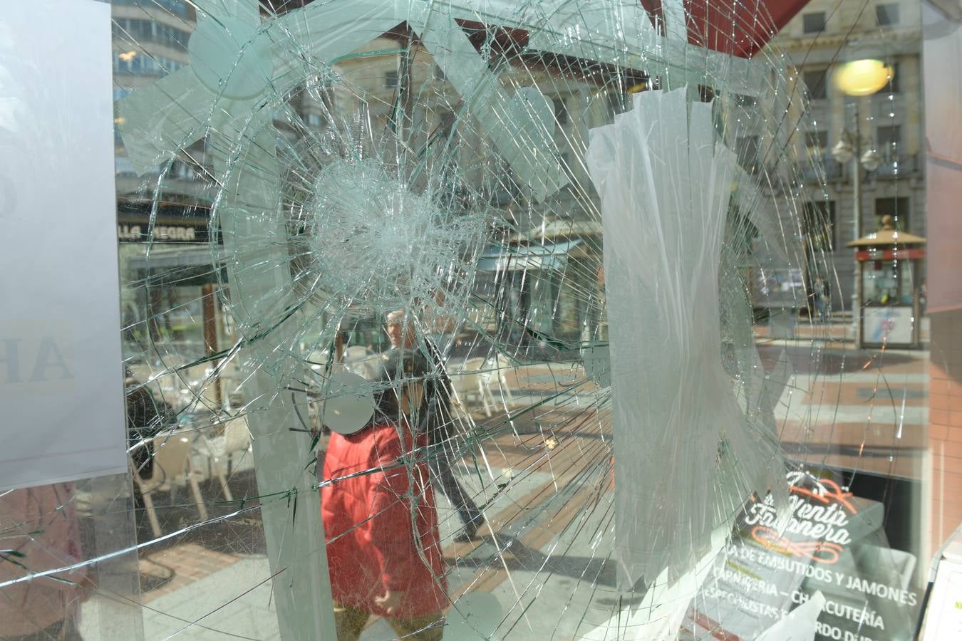 Fotos: Escaparates destrozados en la Plaza de España por un hombre violento