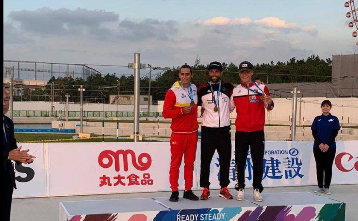 Llorente (i), con su medalla en el podio tras la prueba.