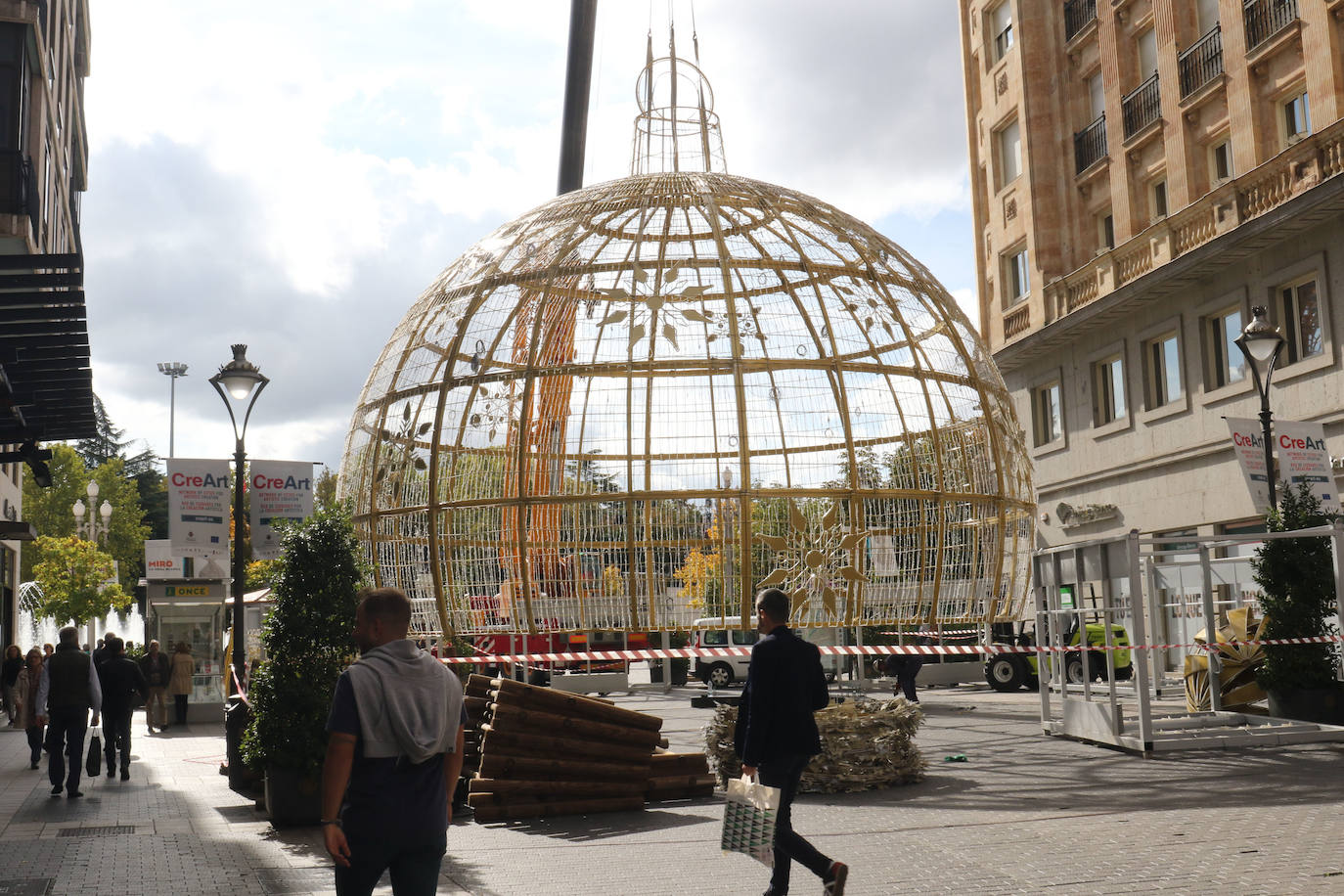 Los operarios montan el adorno en la calle Santiago. 