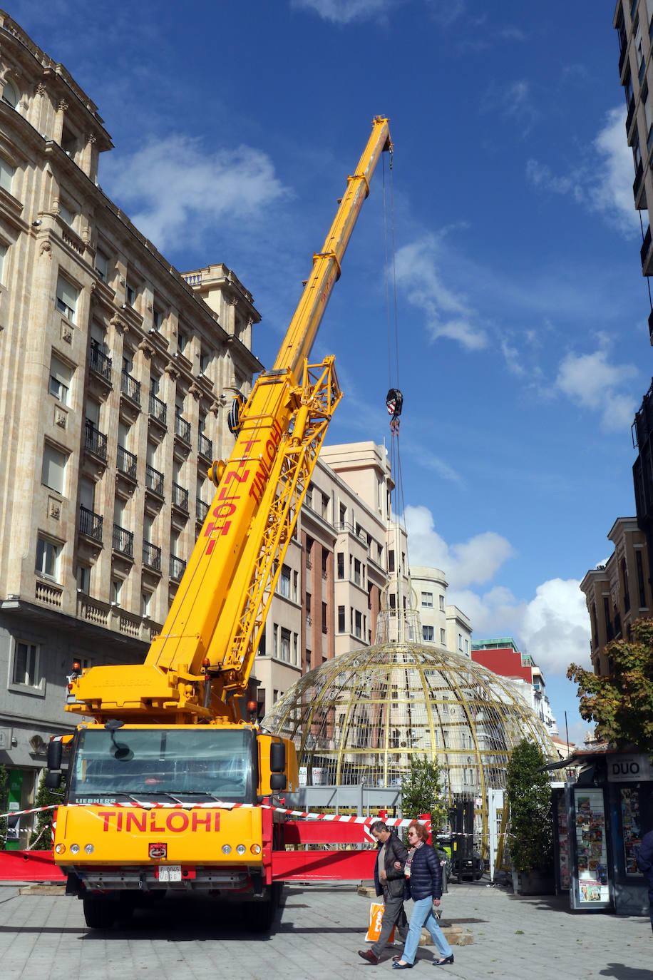 Los operarios montan el adorno en la calle Santiago. 