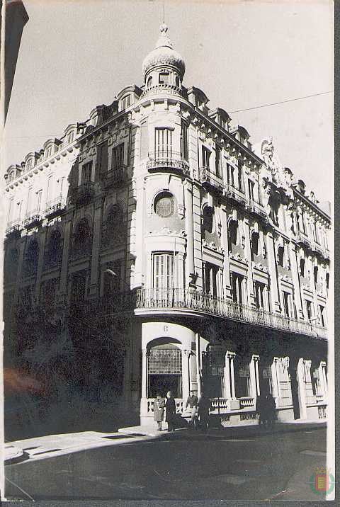 El proyecto, aprobado por el Ayuntamiento en 1900, se encargó al arquitecto Emilio Baeza Eguiluz | Las obras finalizaron en mayo de 1902 | En 1913, el edificio dejó de ser arrendado para pasar a propiedad del Círculo, que lo adquirió por 460.000 pesetas; al año siguiente se incorporó la planta baja y en abril de 1915 se inauguraron de manera oficial sus salones